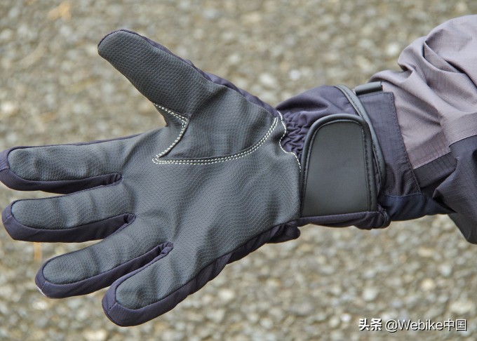 下雨天摩托车必备装备,骑摩托车下雨天必备神器