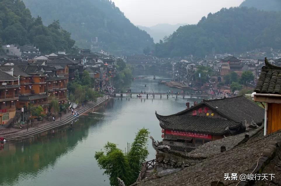 中国最美丽的小城,历经沧桑翘檐如翼的吊脚楼,缓缓流淌的沱江