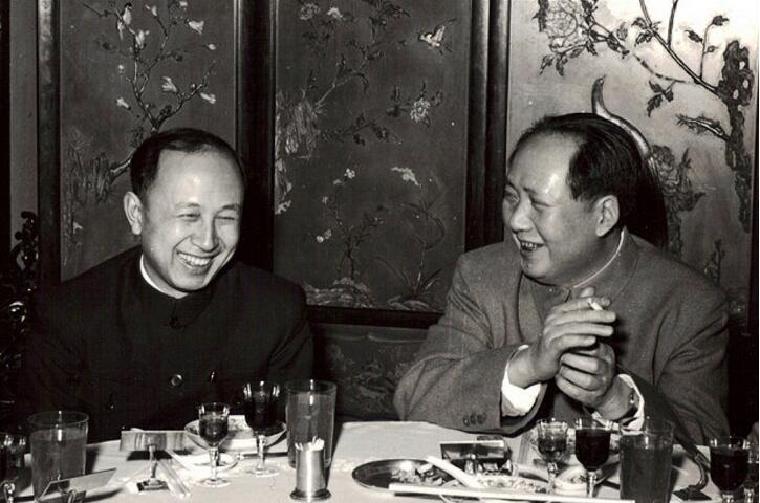 毛主席给钱学森递烟，还没给到又收了回去，毛主席：要自力更生