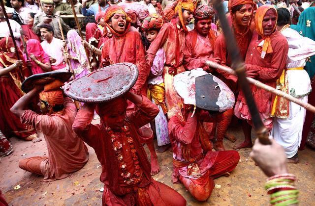 印度习俗鞭子打人,印度奇葩习俗鞭子