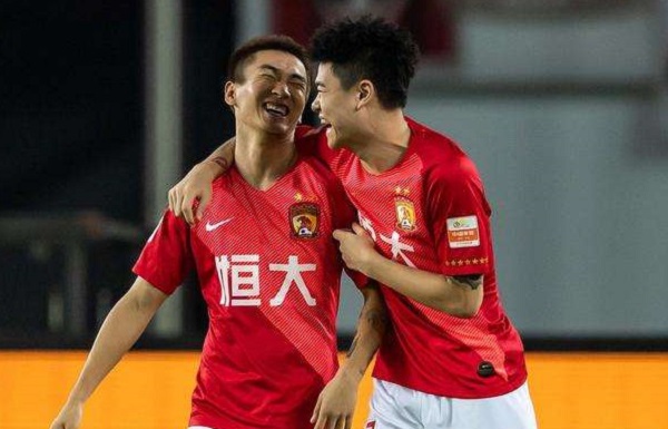 2年轻中国国脚亚冠暴露真实水平，1个过人过不去，1个单刀打不进