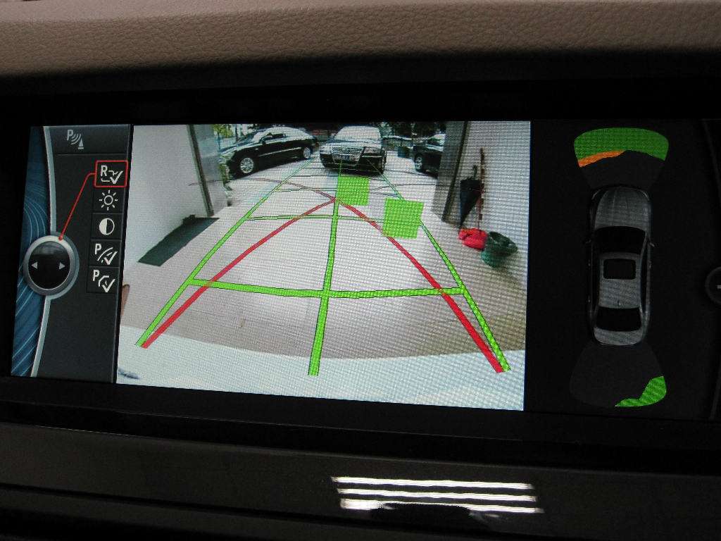 在没有倒车影像/倒车雷达的情况下,倒车时怎么判断车尾的距离?