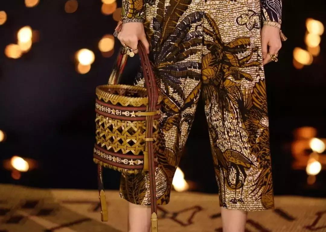 在摩洛哥皇宫，穿拖鞋看秀，是什么体验？