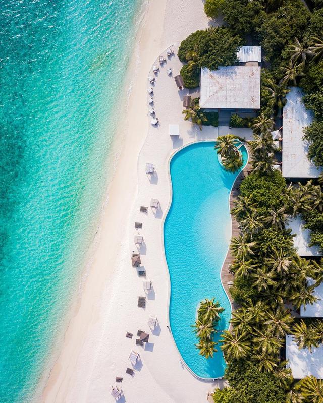 房间旁边就是泳池,房间旁边就是淋浴室