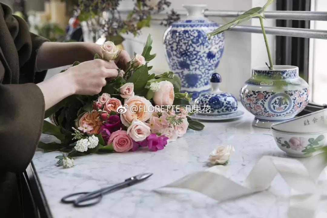 这家破厂房改造的花店,这是北京最美的小花店,明星都来拍照