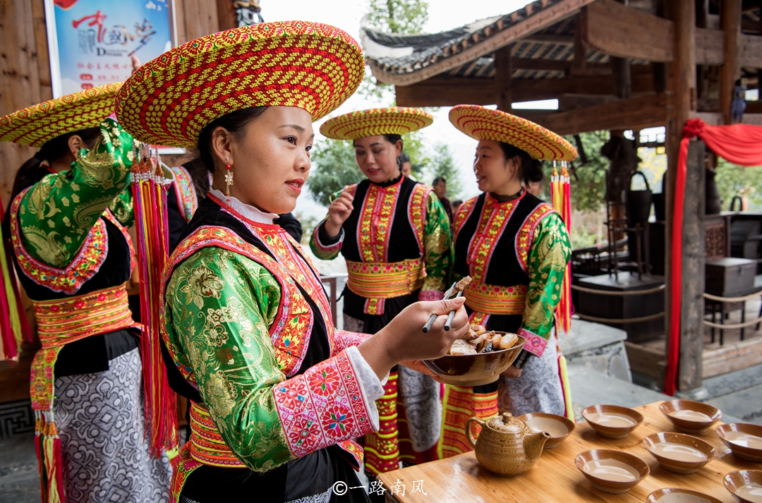 湖南怀化大山深处隐藏一座瑶寨，姑娘美丽热情又大方