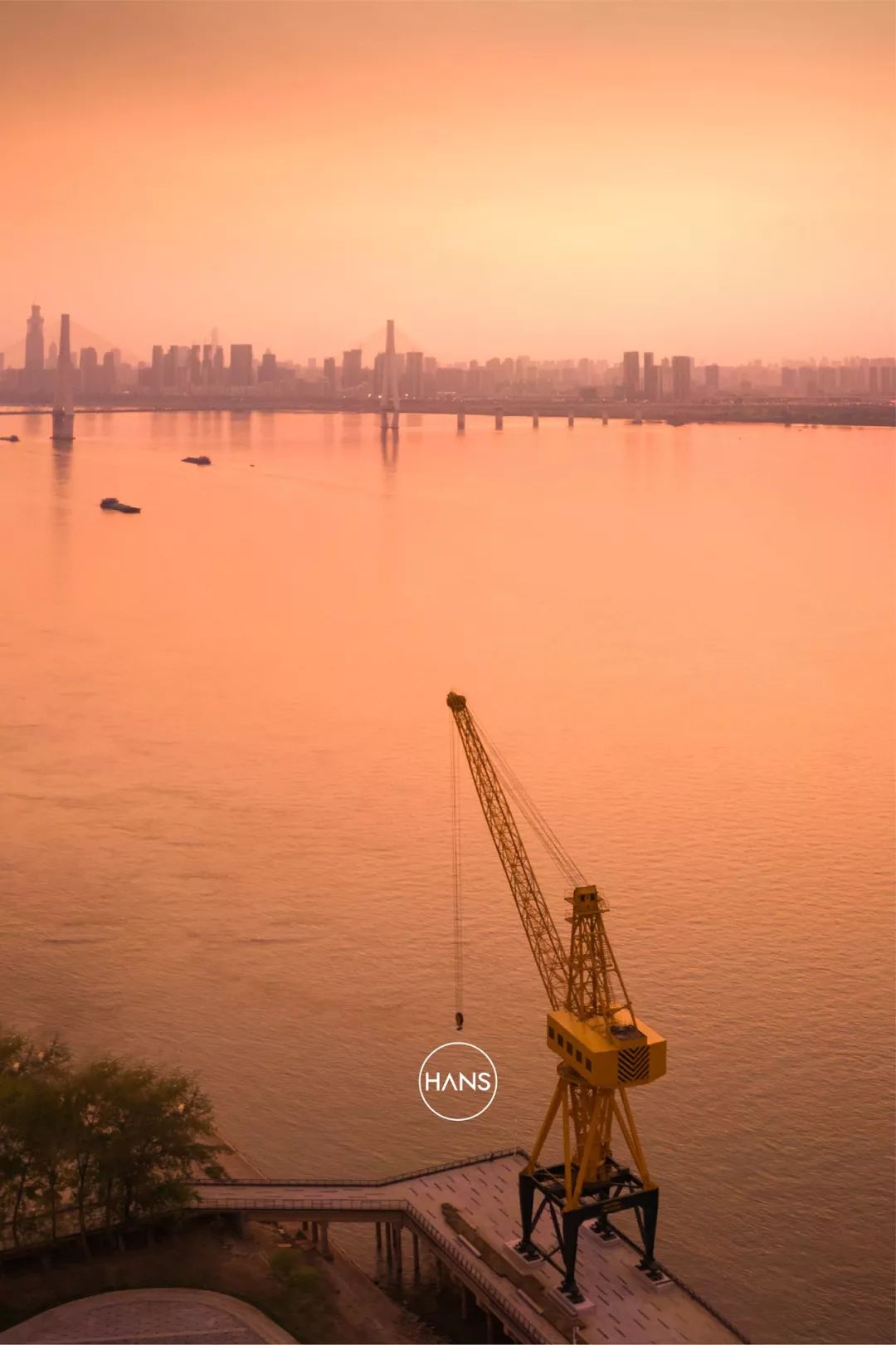 这里是青山，请长按保存