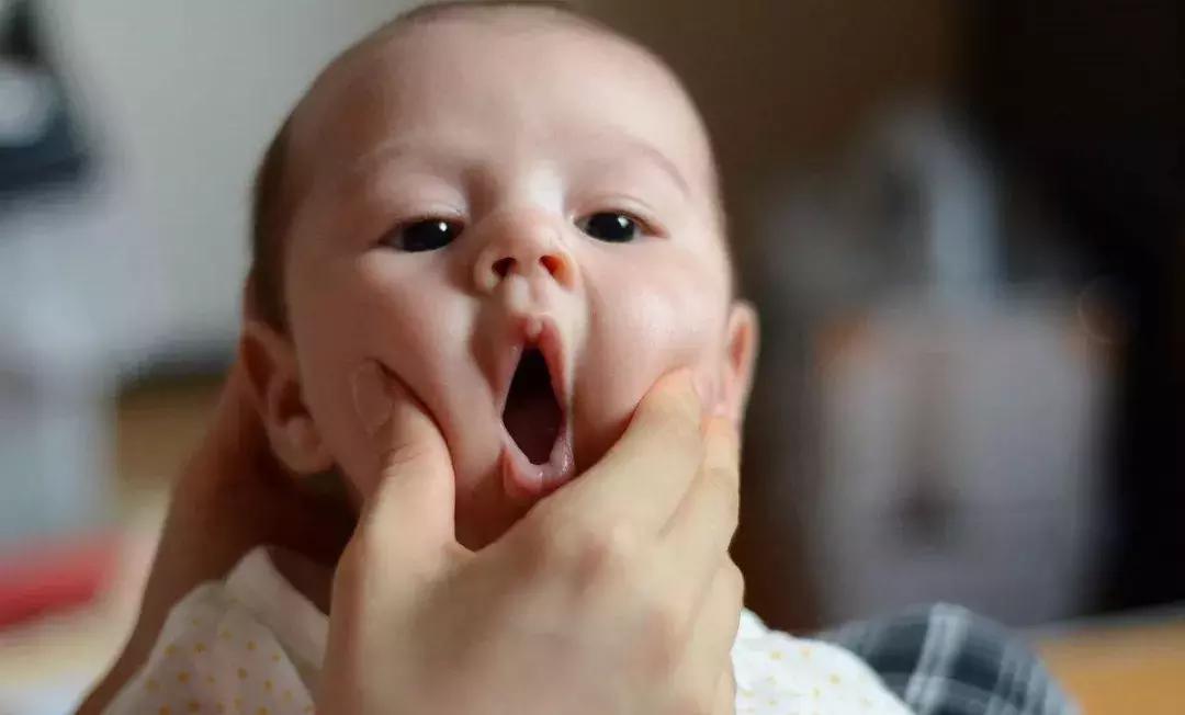 捏宝宝脸流口水,捏宝宝脸颊导致流口水吗