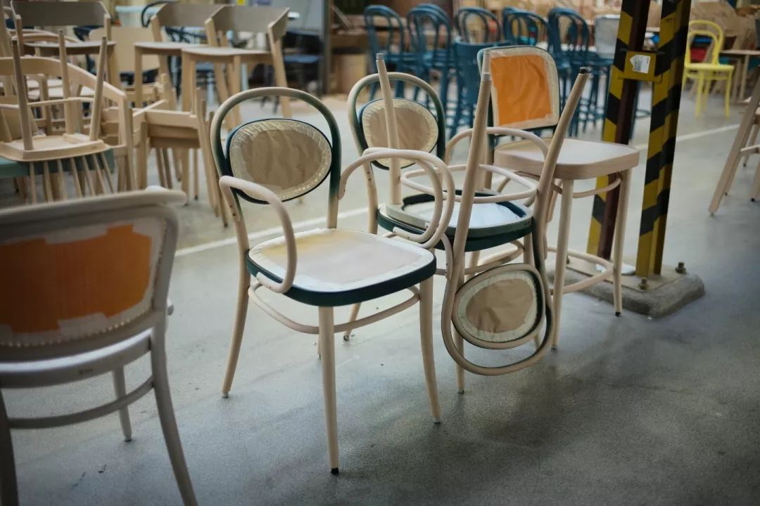 探访TON工厂看经典椅子背后的故事|疯狂24h我们去捷克干了啥?