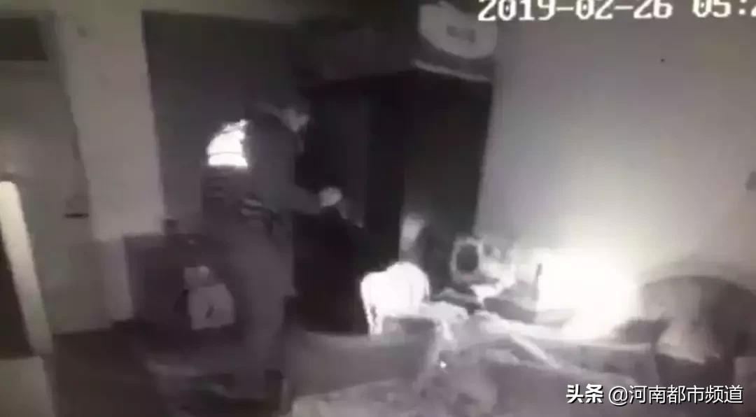 凌晨一点楼下居然传来了敲门声,女子深夜睡觉楼上传来怪声