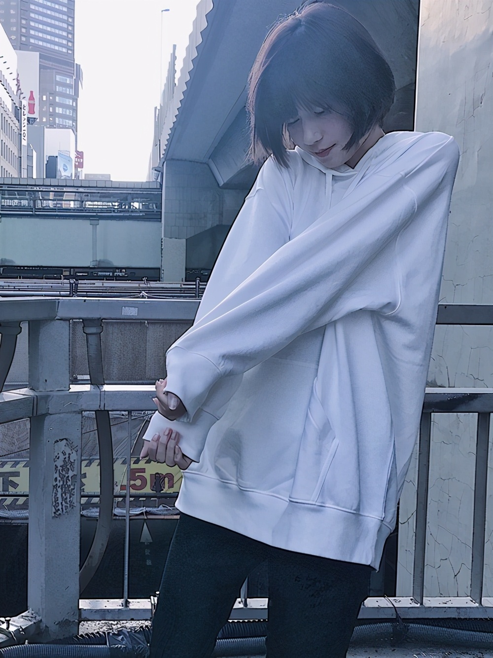 运动衫潮服搭配,宽松款运动衫怎么搭配衣服