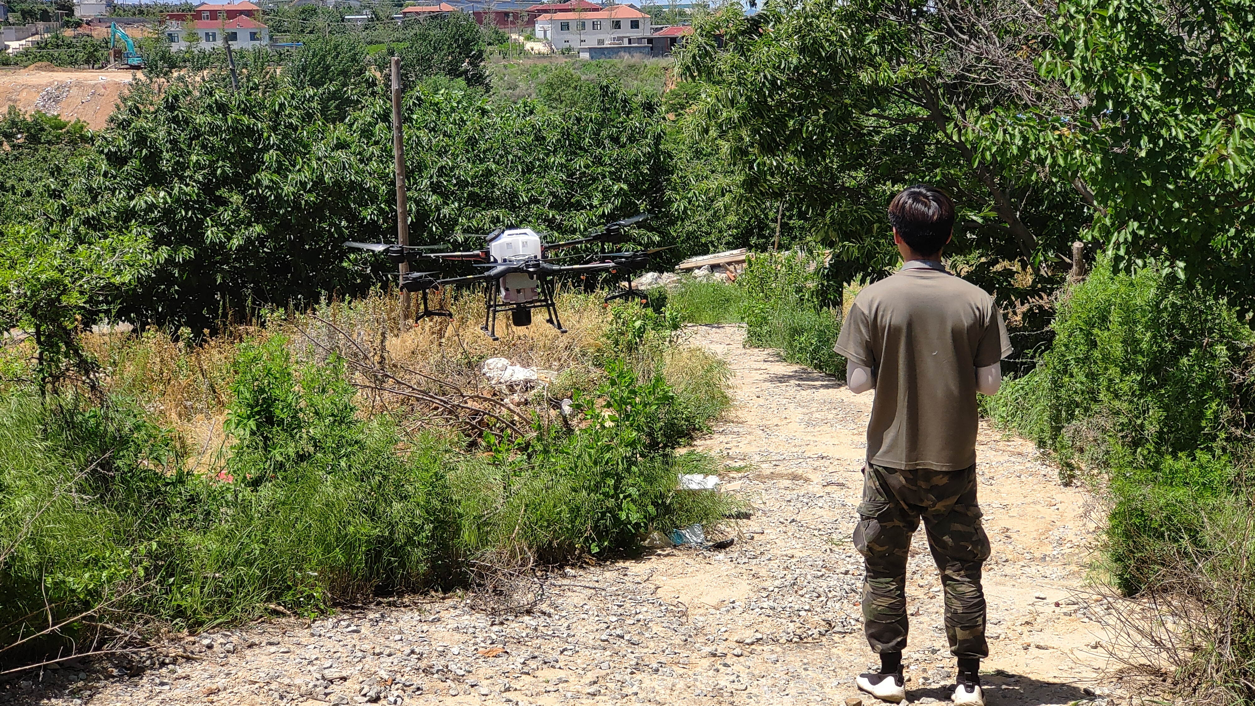 农业科技无人机播撒农药,植保无人机打药一亩飞一次多少钱