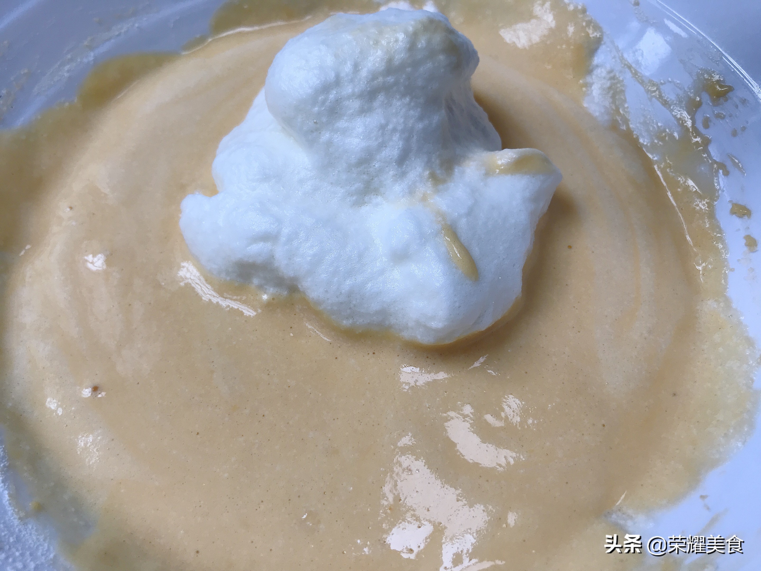 电饭煲做蛋糕简单好吃不用搅拌机,教你用电饭煲做蛋糕方法一学就会