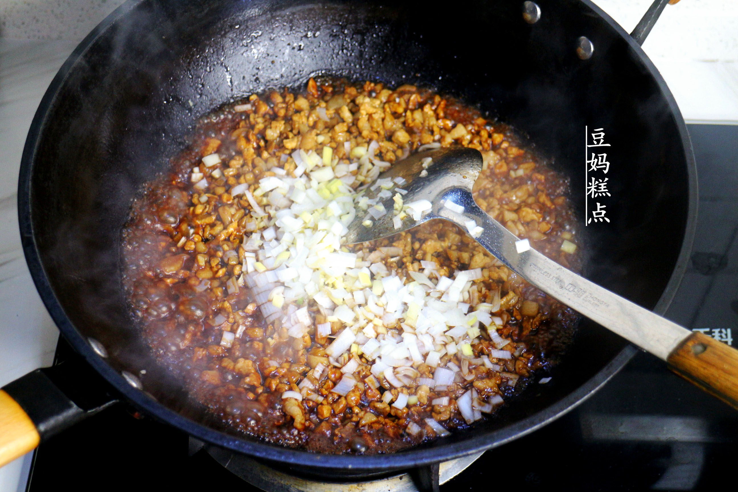 和儿子学做包子,老北京正宗酱肉包