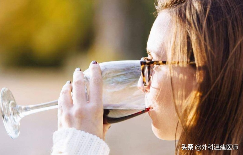 经常过量喝酒对身体有哪些危害,过量饮酒对身体会造成哪些危害