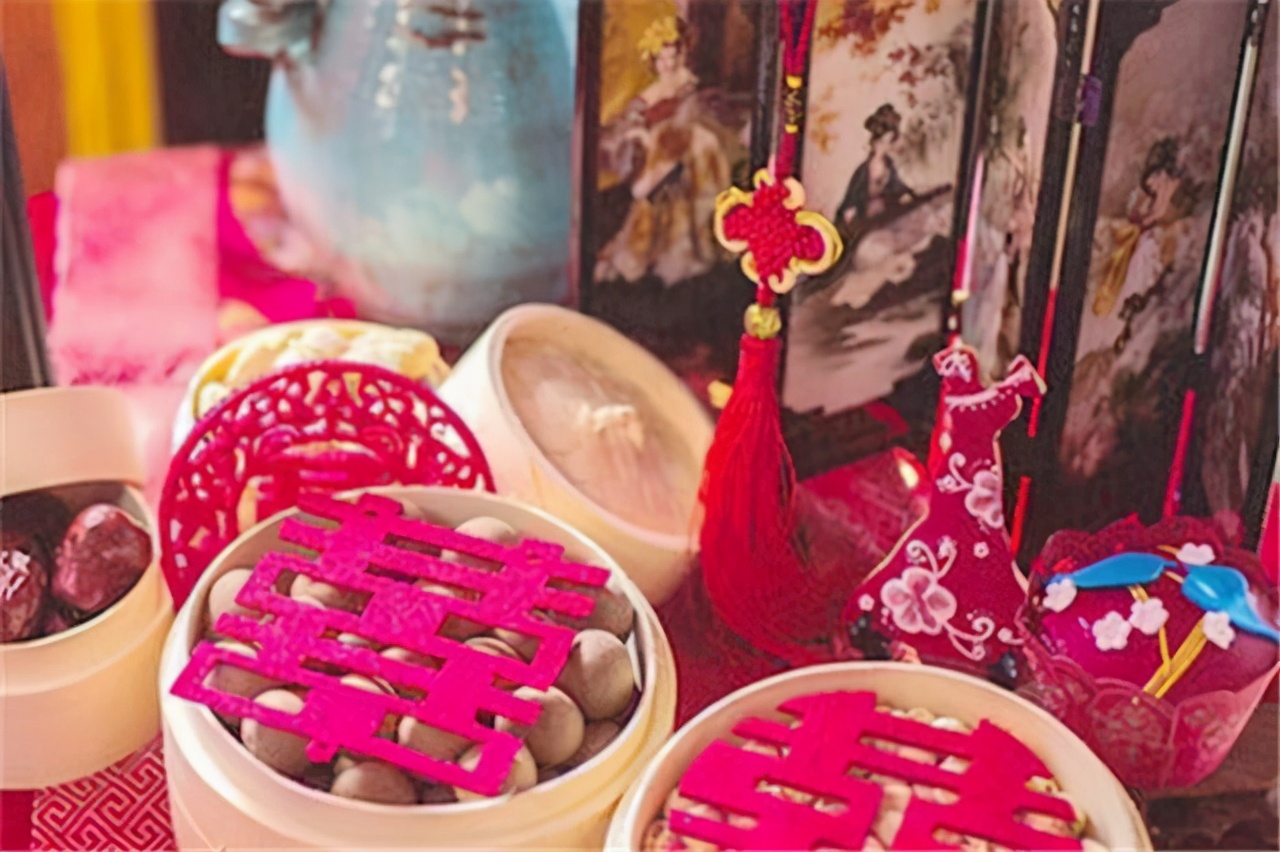 为什么结婚一定要买中国珠宝钻戒,结婚买钻戒好还是金首饰好