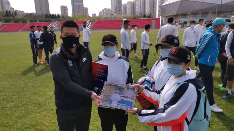 援鄂抗疫的女球迷来看黄海训练啦！还获赠了套票和签名足球
