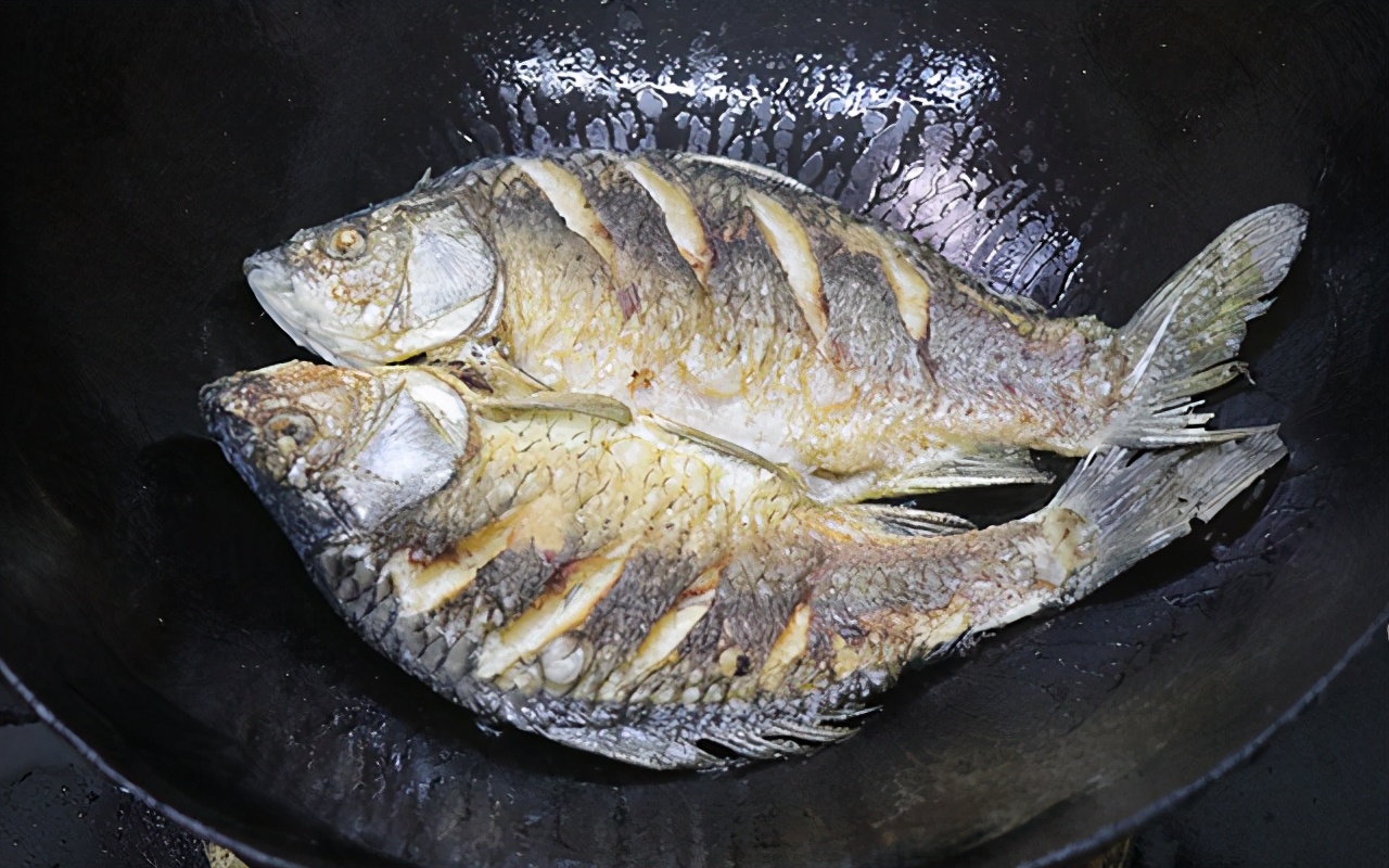 红烧鲫鱼塞肉煎鱼100%不破皮大法,红烧鲫鱼要不要先腌制再去煎鱼