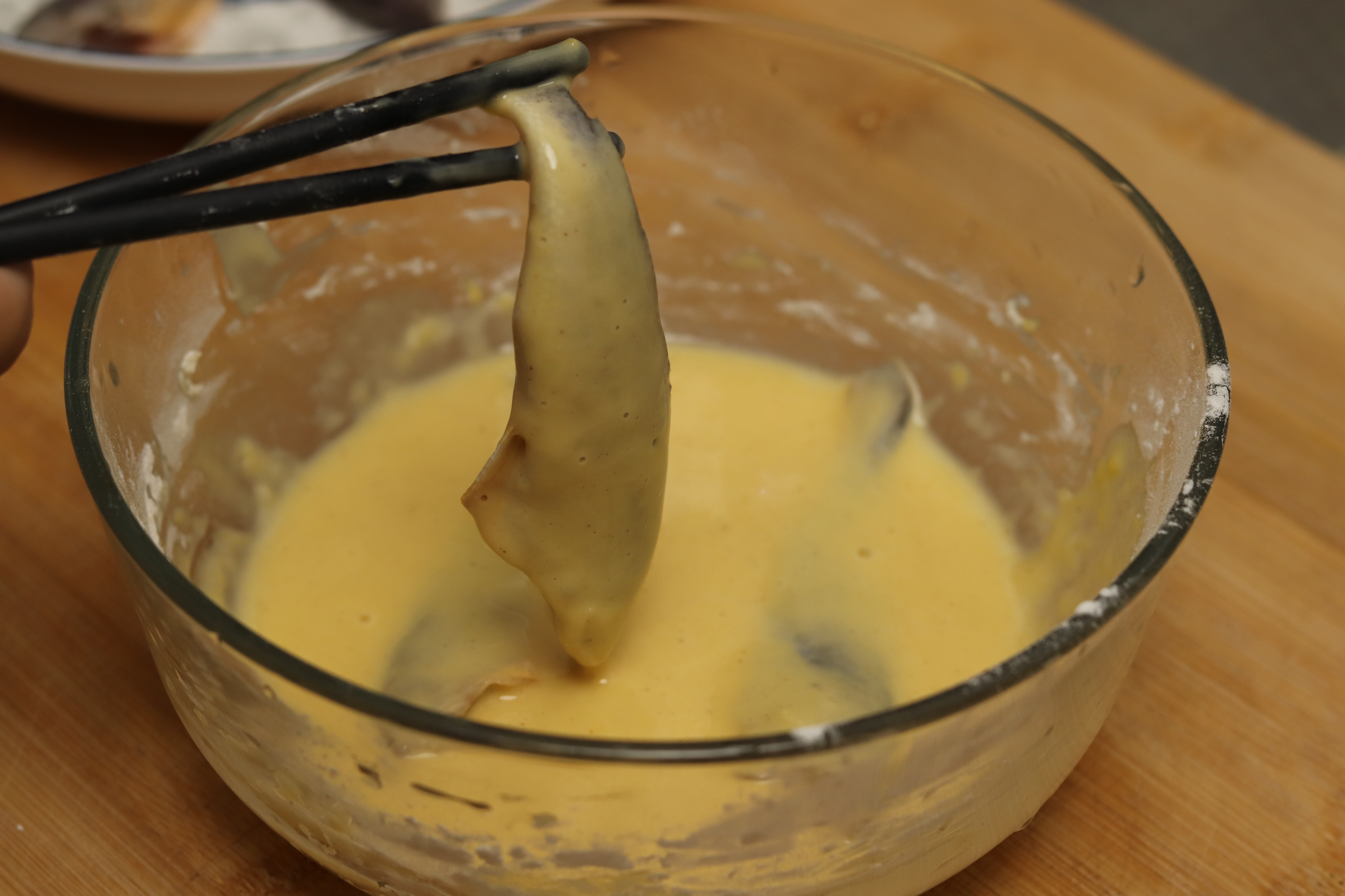 炸鱼时，用淀粉还面粉？差别挺大，大厨教你正确的做法，外酥里嫩