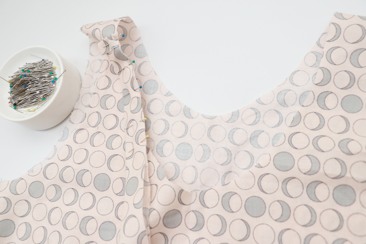 领口和领子的缝合方法,v领领口中间有三针平针缝合方法