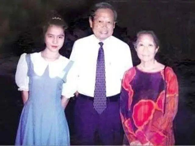 翁帆公开与杨振宁婚姻细节,82岁杨振宁与28岁的翁帆现况怎样