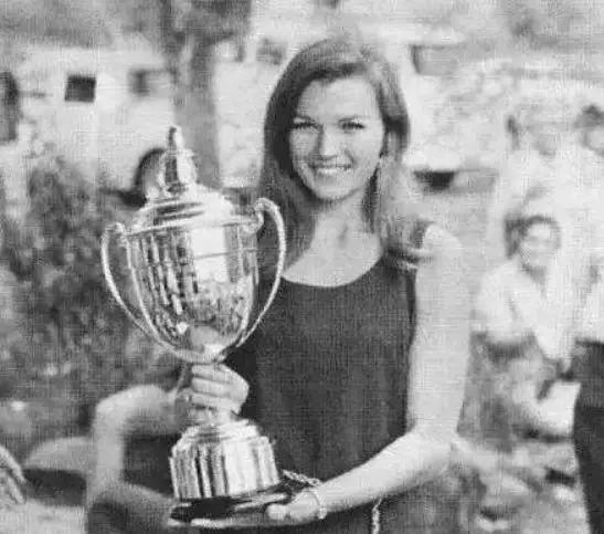 60岁拍裸照，惊艳T台，培养出身价200亿儿子：年龄从来不是问题