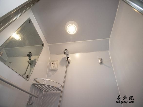 外表普通内装豪华的房车,简约的房车