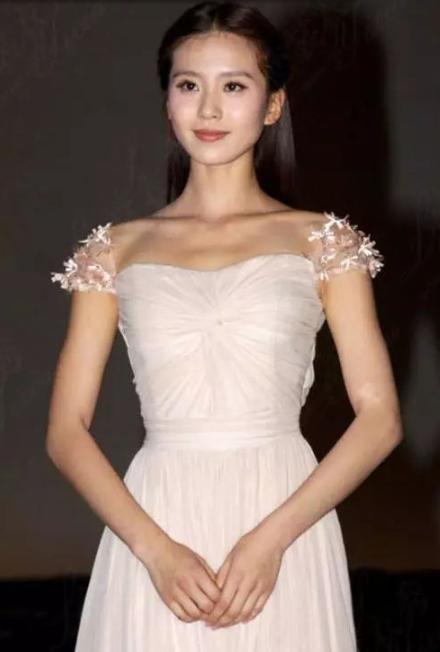 穿一字肩不好看怎么回事,穿一字肩不自信