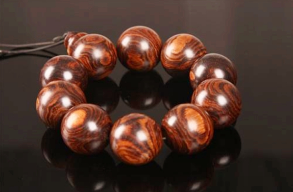 清朝官员戴一串佛珠有什么用,清代僧人佩戴的108颗佛珠