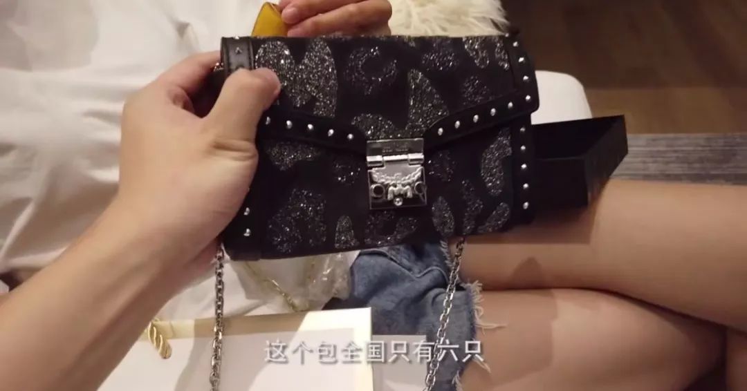 女生背假包被闺蜜发现,美女背假包被揭穿哪一集