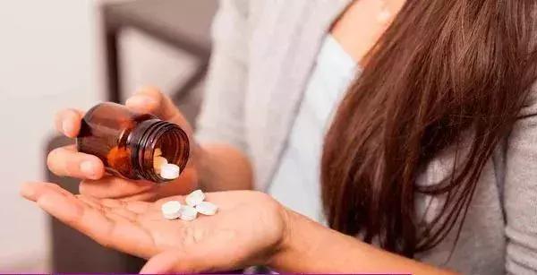 感冒药吃多了伤肝二十多岁女生,18岁少女吃两种感冒药死了