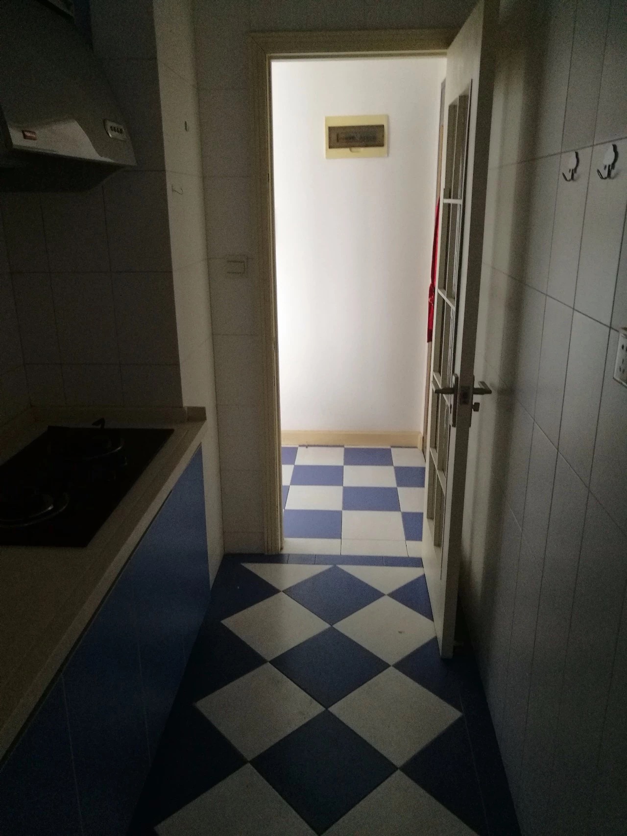 刚装修的学区房在同学群传遍了！3m²厨房被改造得“面目全非”