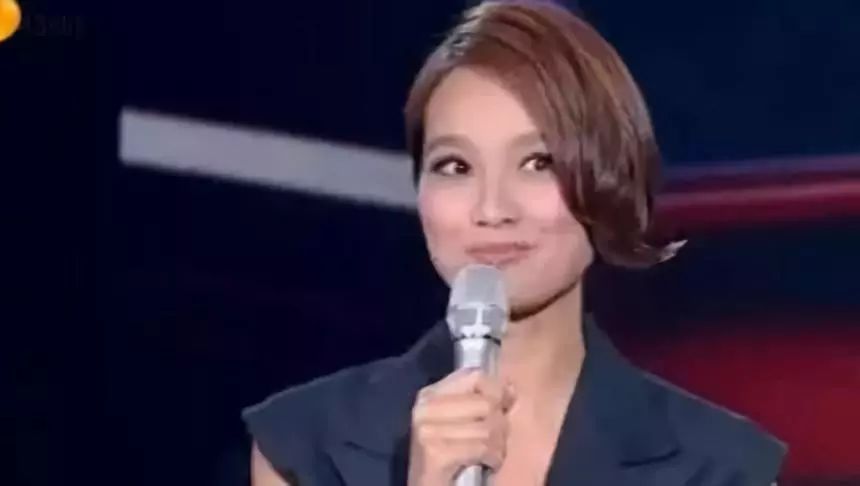 史诗级尴尬现场!口误一个接一个,她究竟是怎么了?