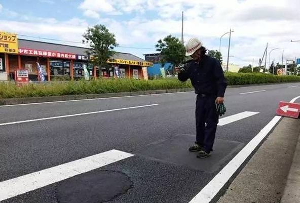 英国发明的道路修补液,绝对是修路神器