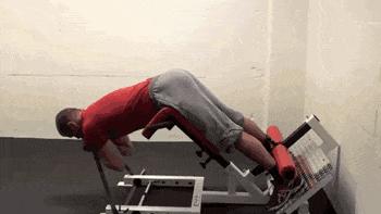 “山羊挺身”这么做,美臀美背练出来