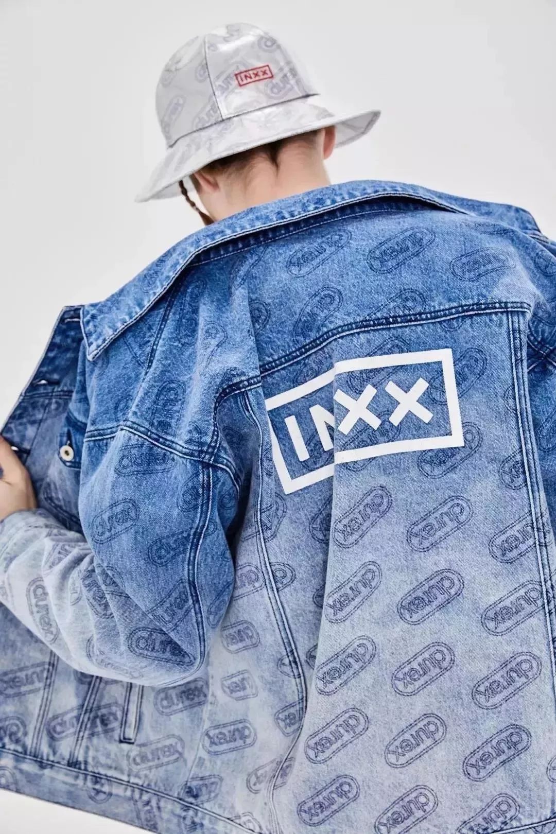 杜蕾斯进军服装圈了！服装玩跨界联名为什么总是这么火爆？