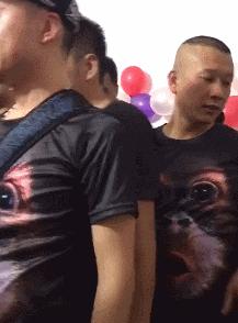 搞笑gif趣图兄弟们来跟我一起摇摆,大哥搞笑动图gif