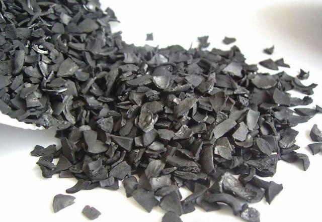 鱼缸水质发黄用什么滤材,鱼缸活性炭洗了几遍还是黑色的水