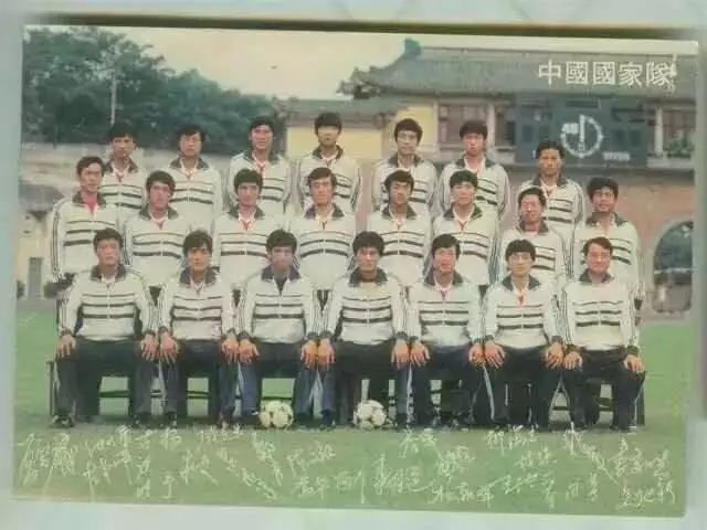 从顽劣少年到一代枭雄,从懵懂无知的顽童到青年