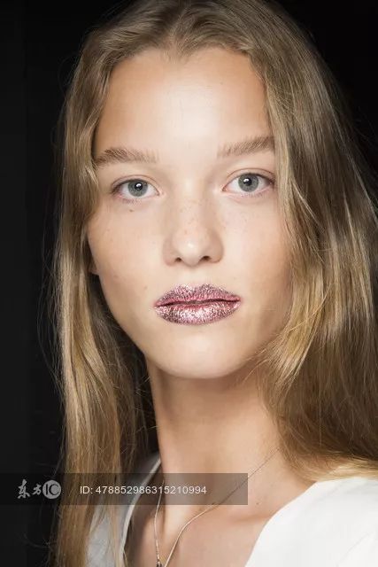 鞠婧祎李艺彤honey舞台,鞠婧祎港风复古妆容