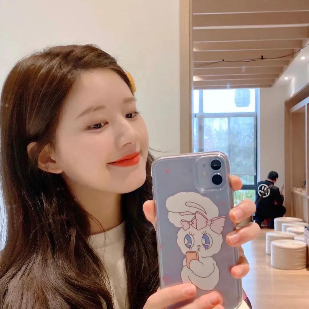 赵露思迪丽热巴闺蜜头像,一半是鞠婧祎一半是赵露思头像