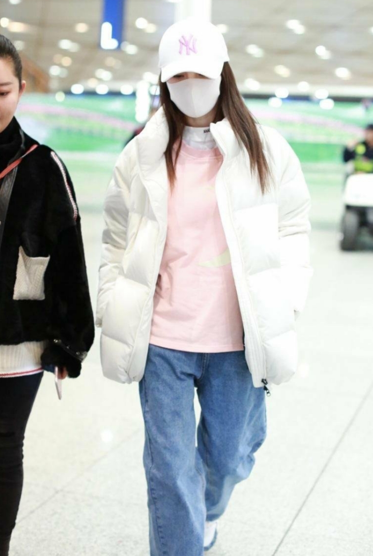 李小璐穿衣打扮显年龄小,李小璐潮装亮相机场嘻哈范儿