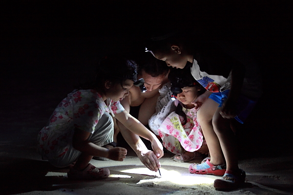 很多人小时候都“怕黑”，那么你知道如何帮助孩子克服吗？