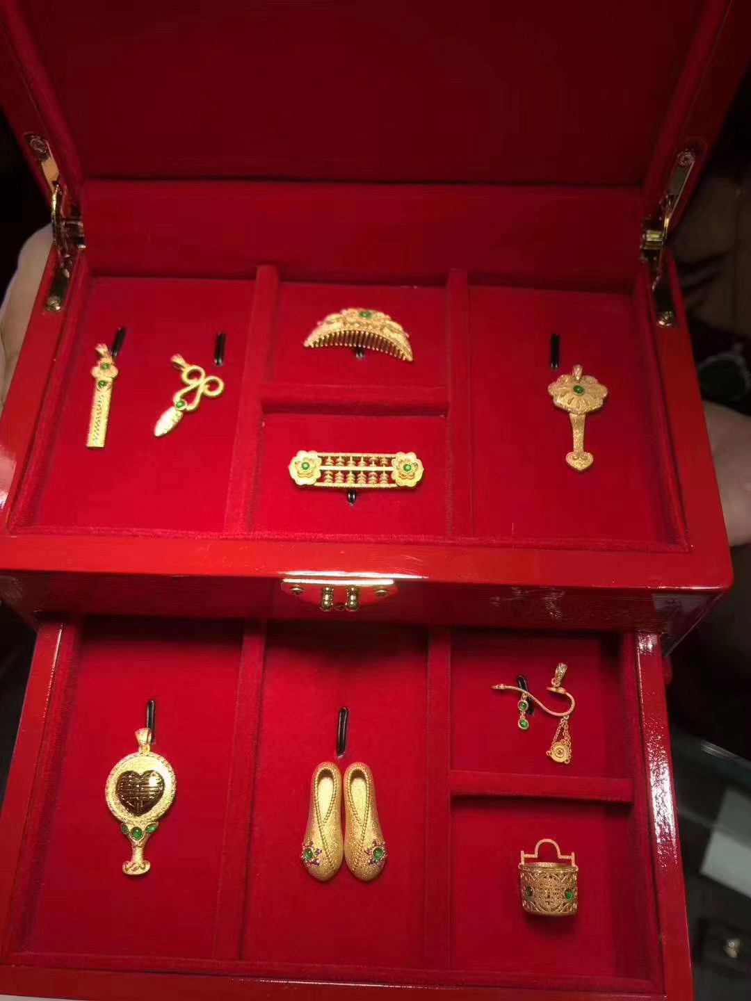 为什么结婚一定要买中国珠宝钻戒,结婚买钻戒好还是金首饰好