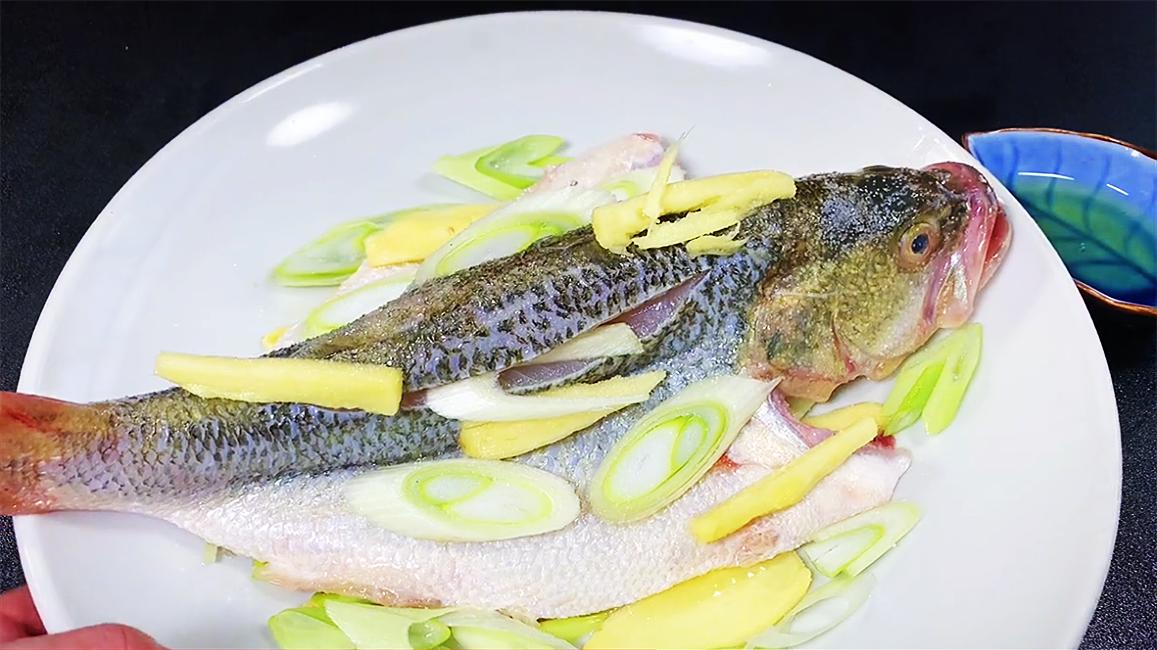 清蒸鲈鱼怎么做好吃又不腥气窍门,原来清蒸鲈鱼其中还有这么多秘诀