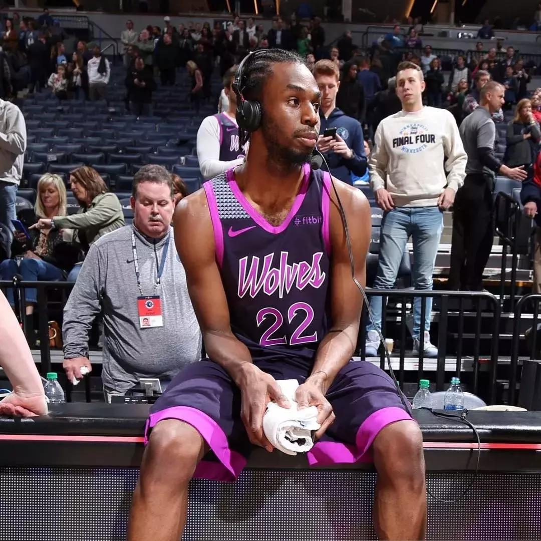 维金斯27分创生涯新高赛后采访,维金斯去年季后赛隔扣