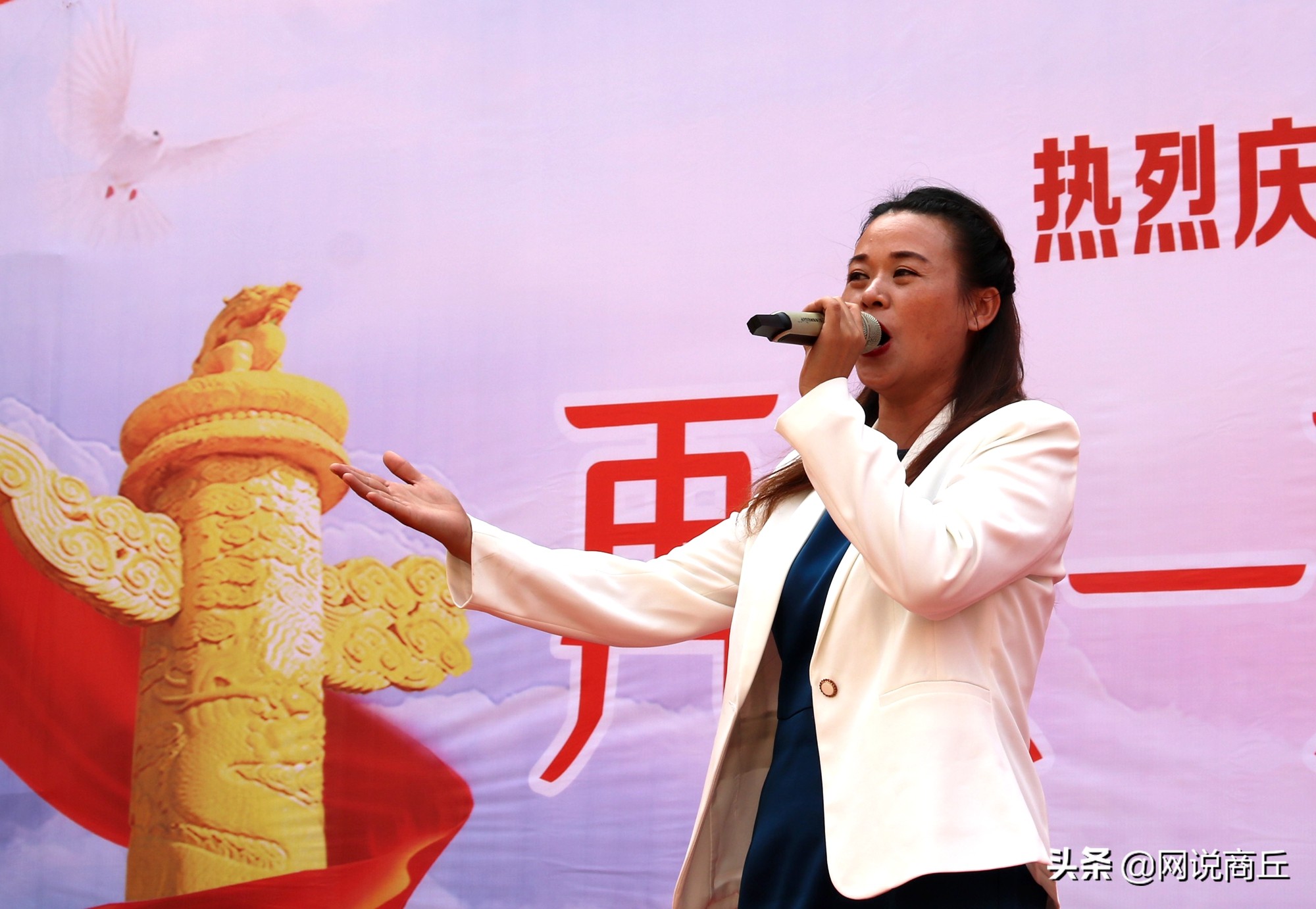 再水一方汤泉馆开业当天先给环卫工人发红包