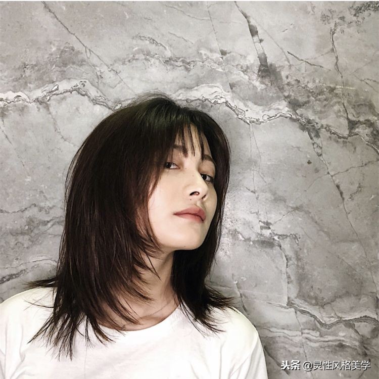 八字刘海锁骨发今年最新款发型,2022流行发型八字刘海减龄锁骨发