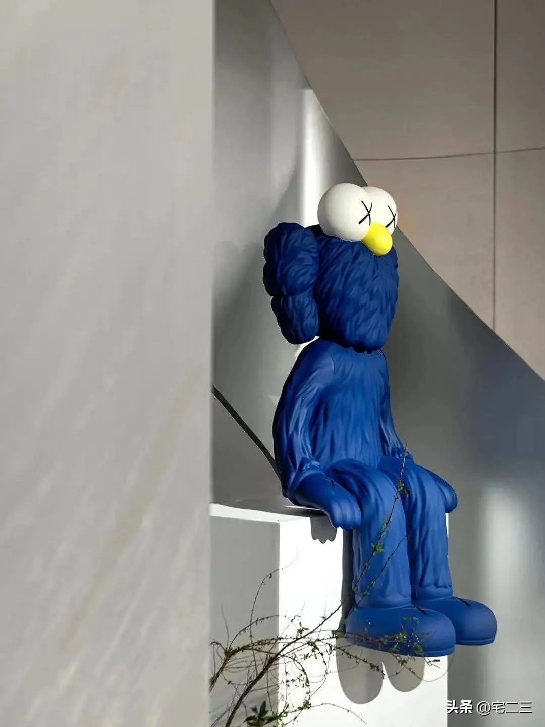 从KAWS、村上隆到草间弥生，为什么潮玩艺术也进军家居界了？