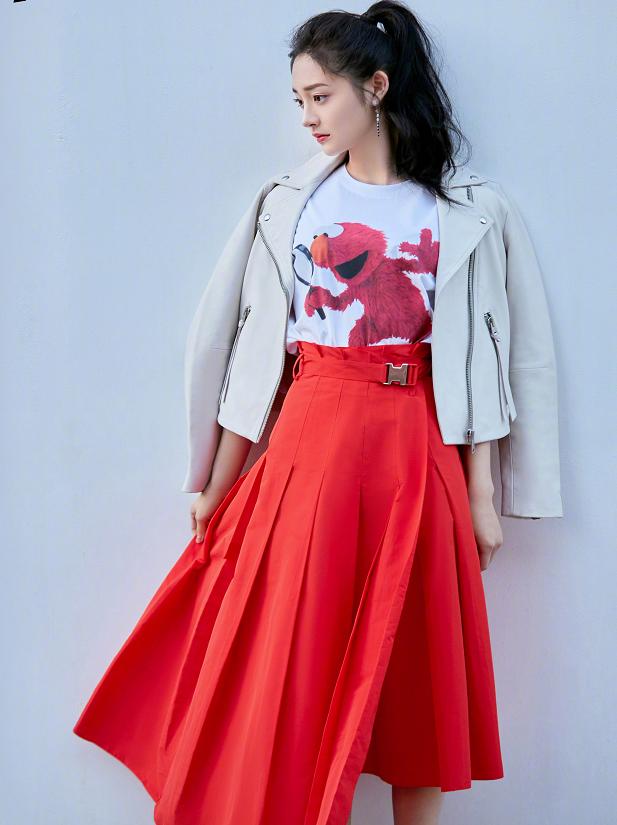 周洁琼收入稳步提升，一条半身裙也要过万？看来回国回对了